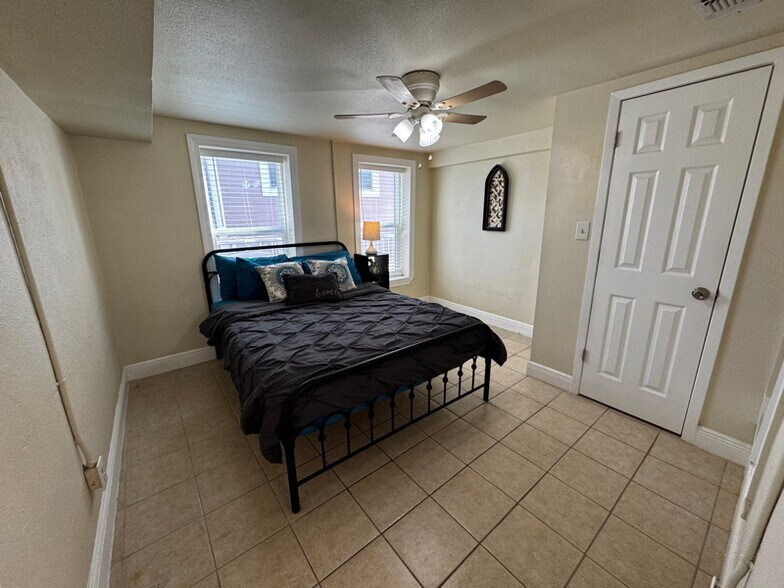 Building Photo - 319 S Olive St