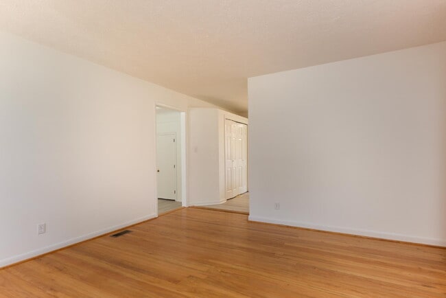 Building Photo - Students Welcome