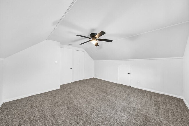 Building Photo - Stunning 5 Bed, 2 Bath Euclid Ohio!