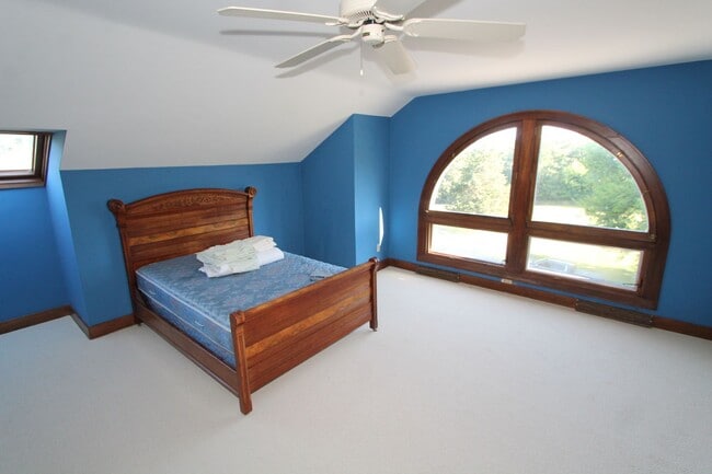 Building Photo - Incredible home on a private & secluded lot.