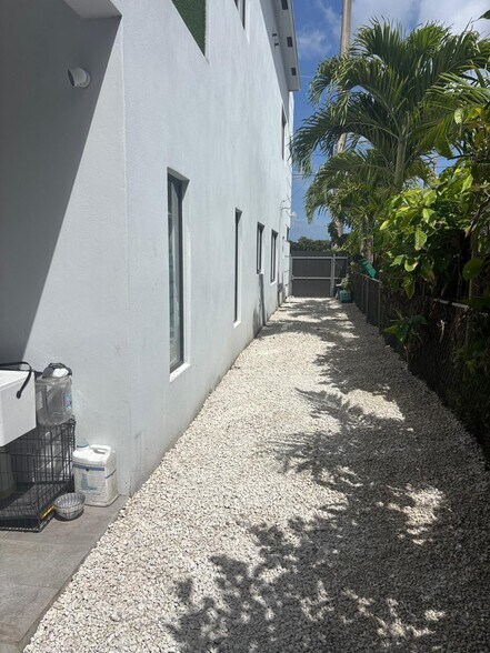 Building Photo - 2208 W 5th Way