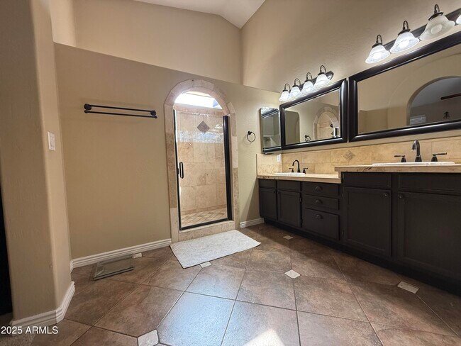 Building Photo - 3803 E Grandview Rd