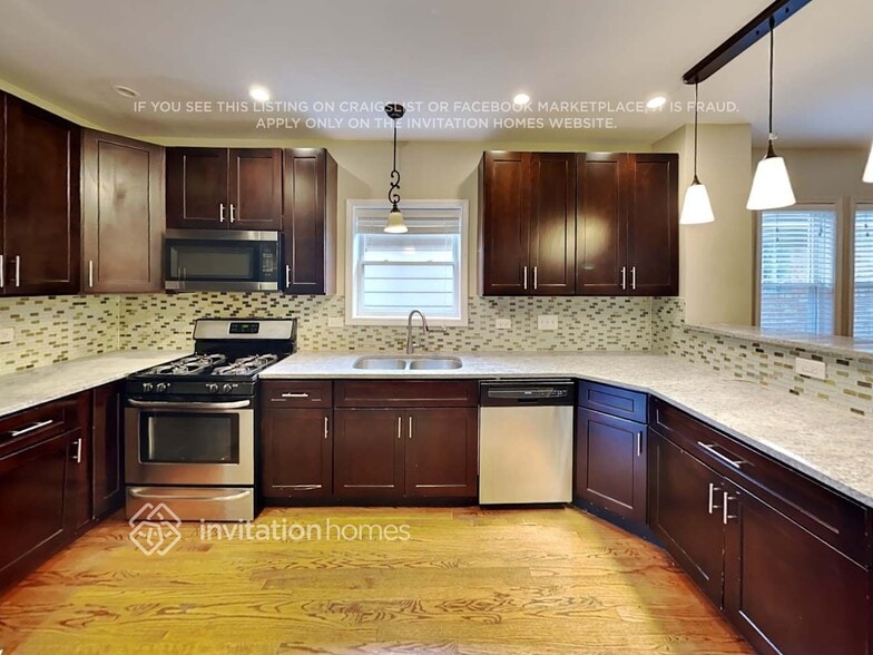 Building Photo - 1939 N Sayre Ave