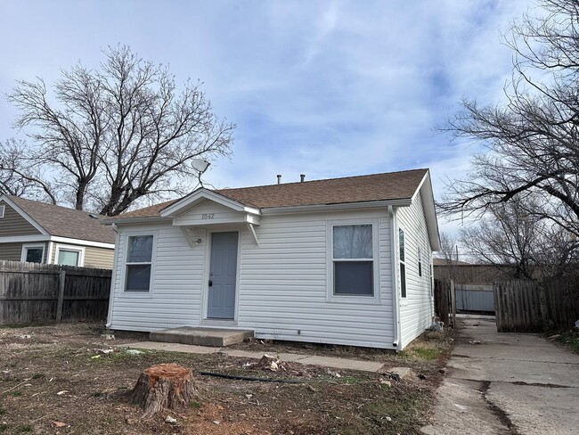 Building Photo - $825 - 2 bed 1 bath - Single Family Home w...