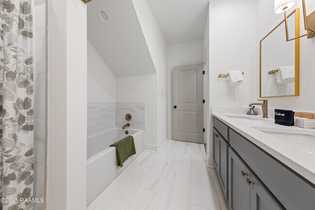 Building Photo - 204 Steiner Oaks