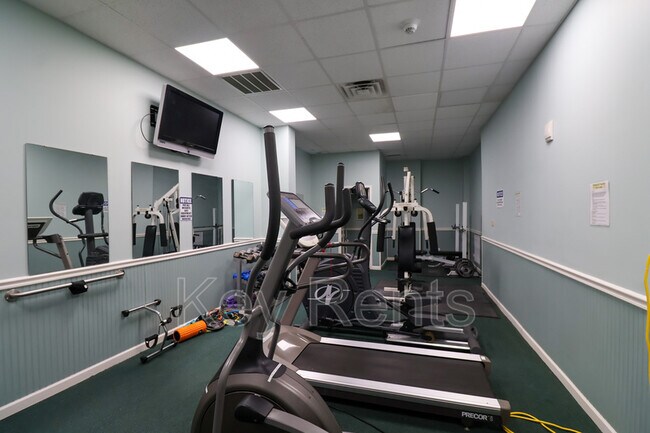 Building Photo - 825 Bayshore Dr