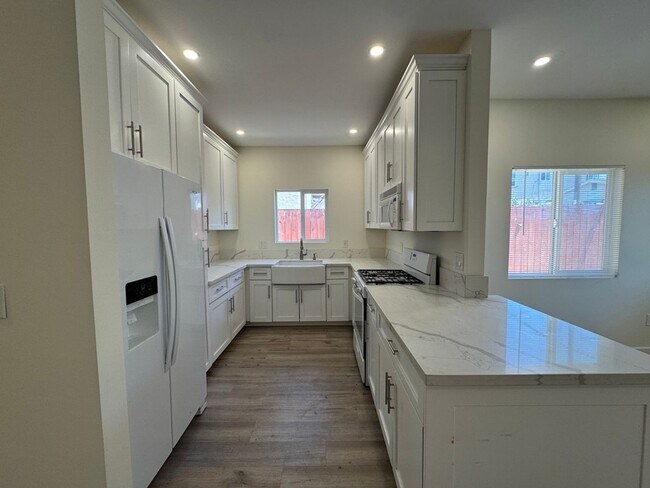 Building Photo - 3 Bedroom 1 bath Unit -