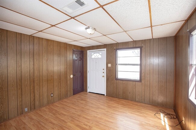 Building Photo - 1805 Oriole Dr