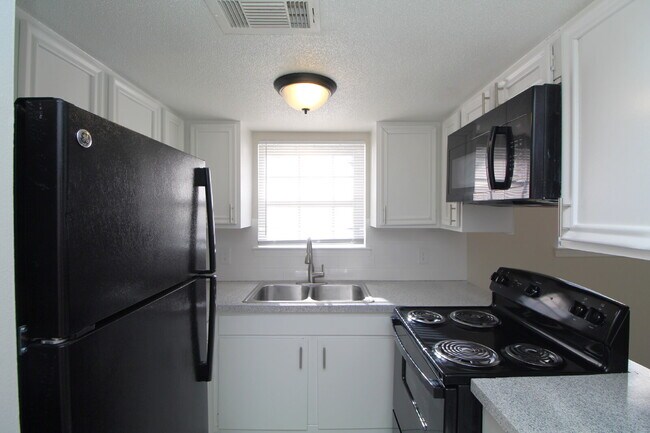 Building Photo - Move-In Ready 1BR/1BA Apartment in NE Pensacola – Close to UWF and West Florida Hospital