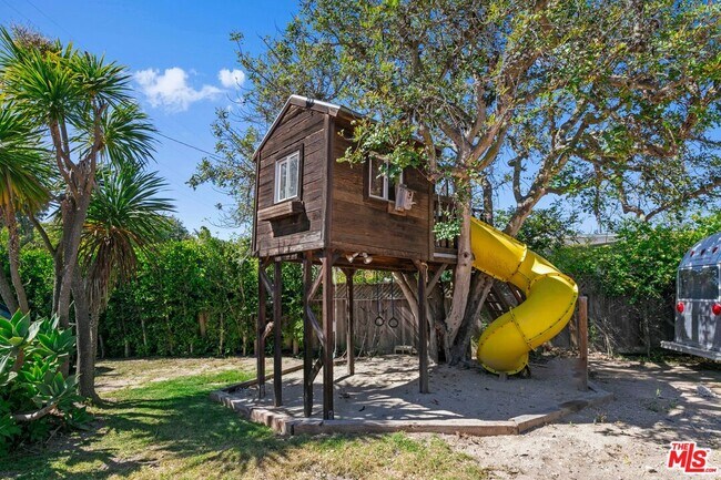 Building Photo - 7038 Dume Dr