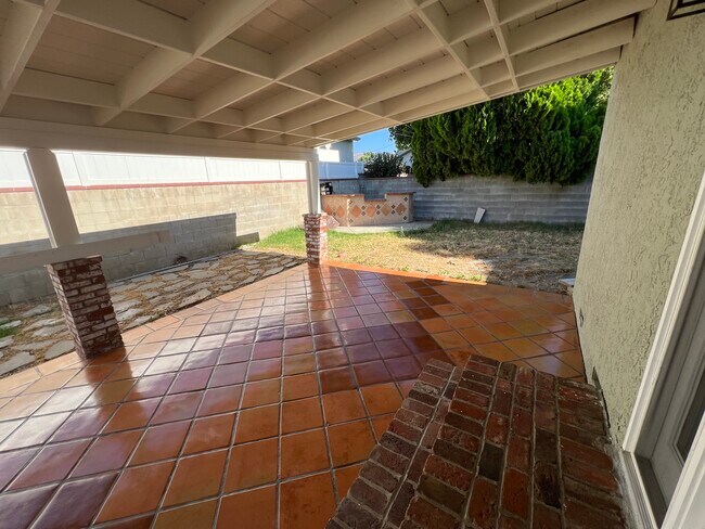 Building Photo - 10915 Whitaker Ave