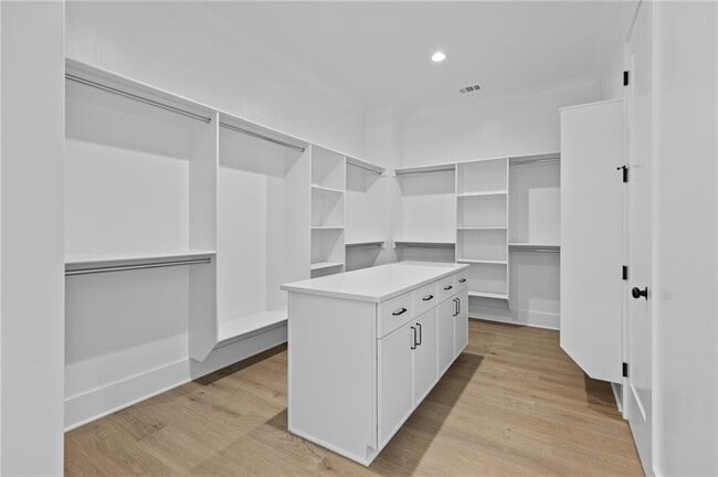 Building Photo - 6120 Hutchins Dr