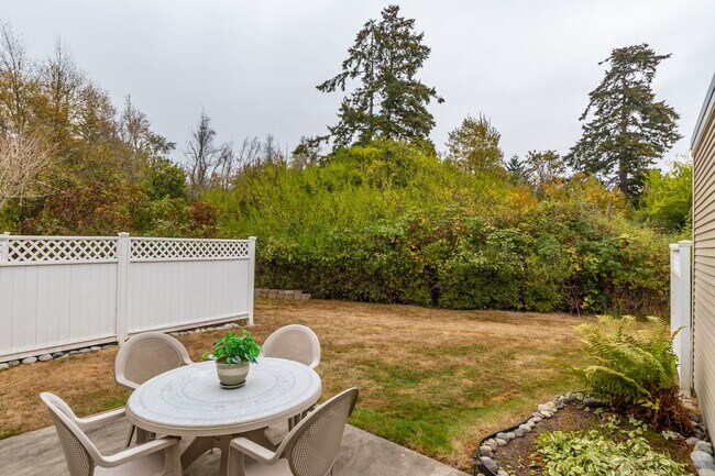 Building Photo - Fully Furnished 2 Bed 1 Bath Condo (Water/Sewer/Trash included)