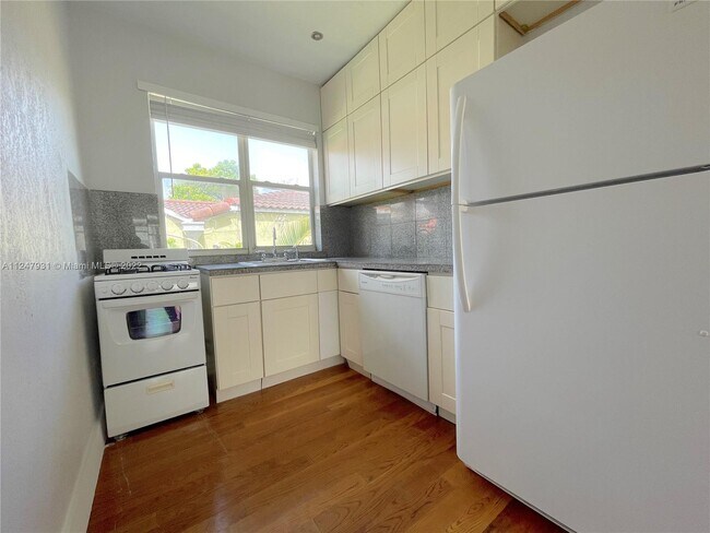 Building Photo - 319 W 28th St