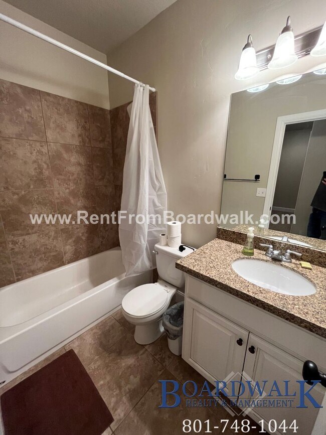 Building Photo - Spectacular 3 bed 2.5 bath in Highland