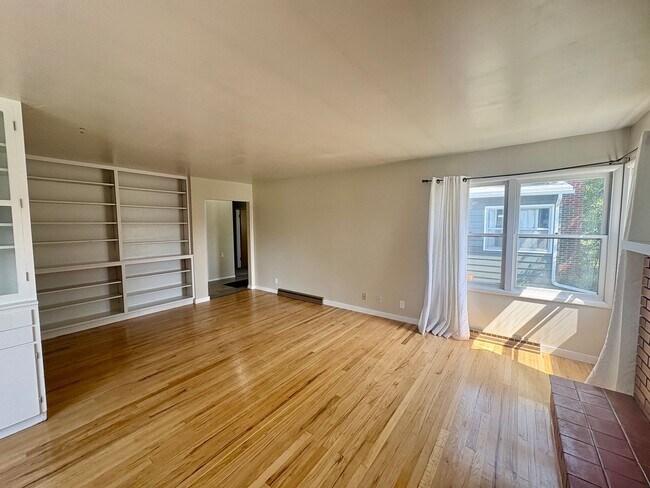 Building Photo - 1215 Avenue E