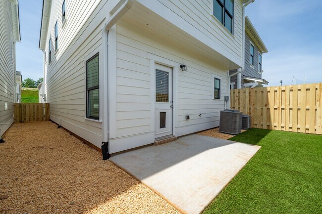 Building Photo - Spacious 3 Bedroom Home with Fenced Backyard