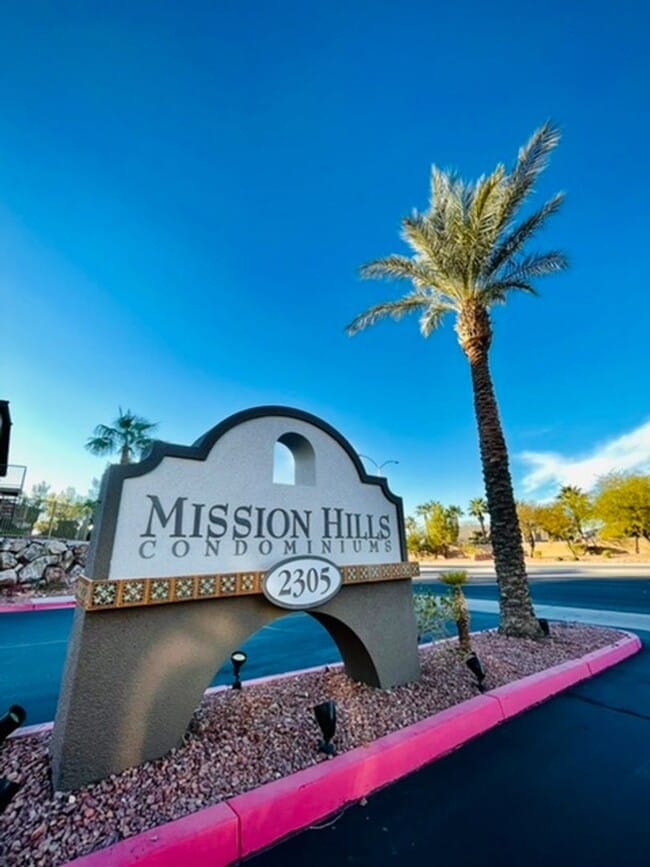 Building Photo - 2305 W Horizon Ridge Pkwy