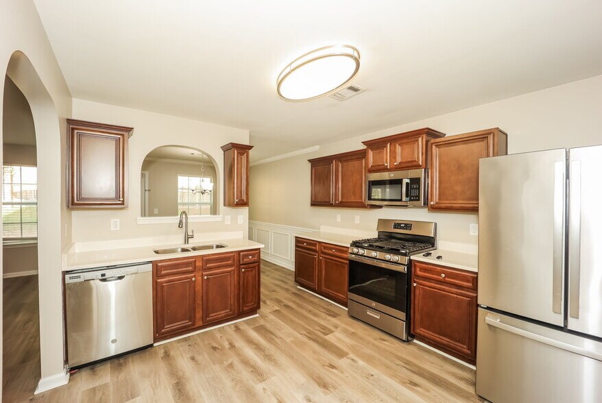 Building Photo - 5584 Bluegrass Dr