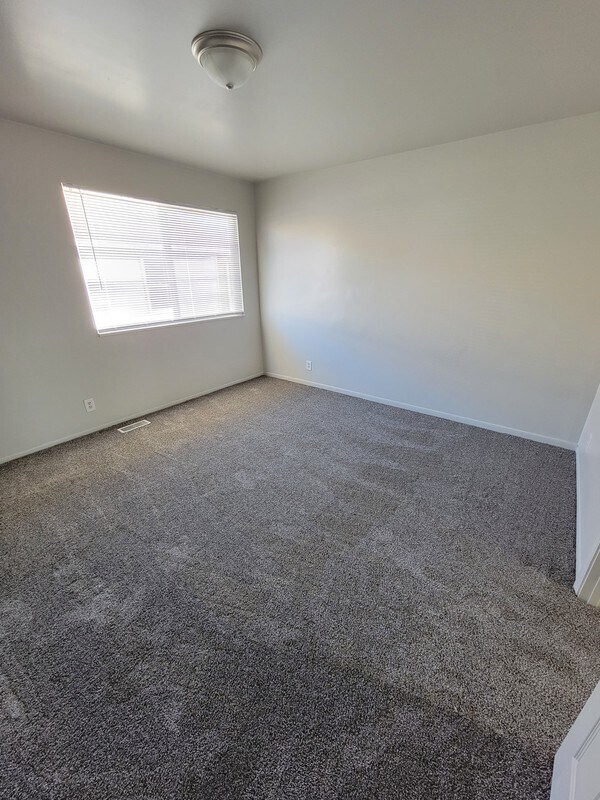 Building Photo - 586 Tiffany Town Dr