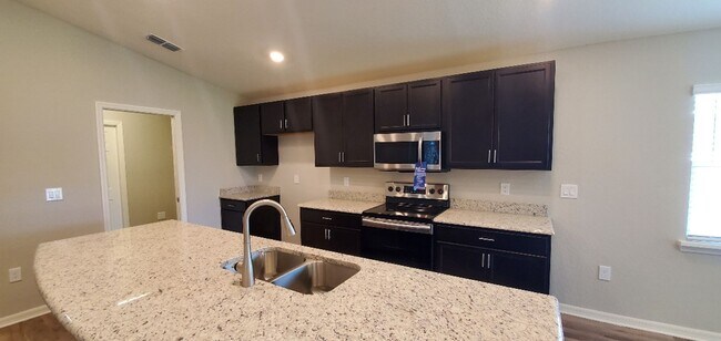 Building Photo - Beautiful 4-Bedroom, 2-Bathroom in Lakeland