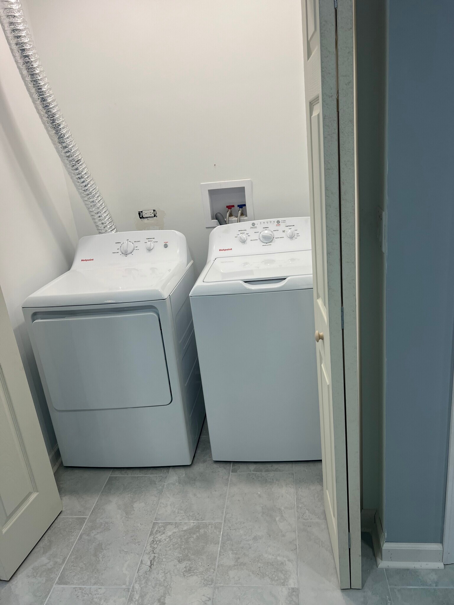 Building Photo - 1 River Hills Ct