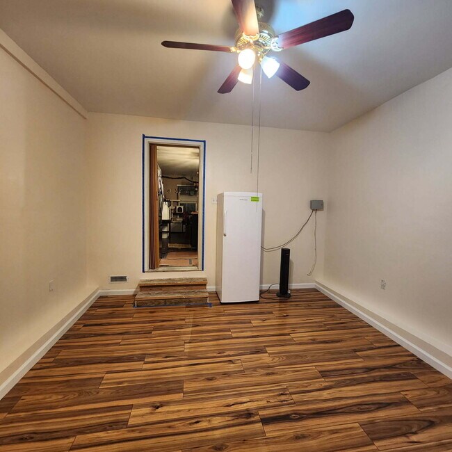 Building Photo - Spacious 5-Bed Retreat with Modern Updates in Aurora. Included - Greenhouse and Shed!
