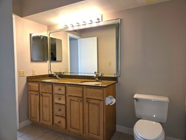 Building Photo - 5801 Bahia Del Mar Cir