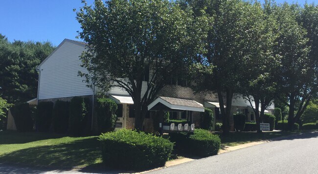 Building Photo - 633 Green Meadows Dr