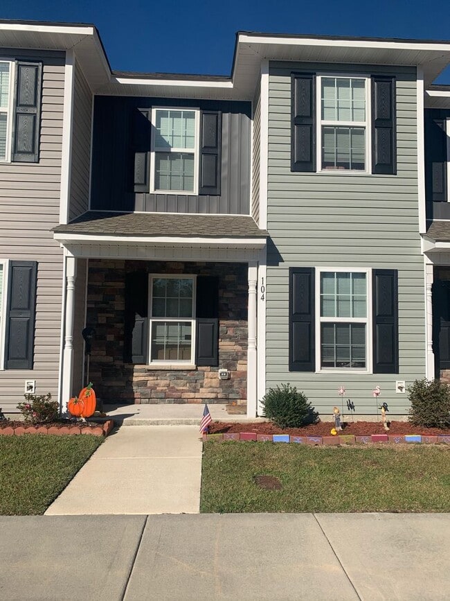 Building Photo - Like New Townhome!