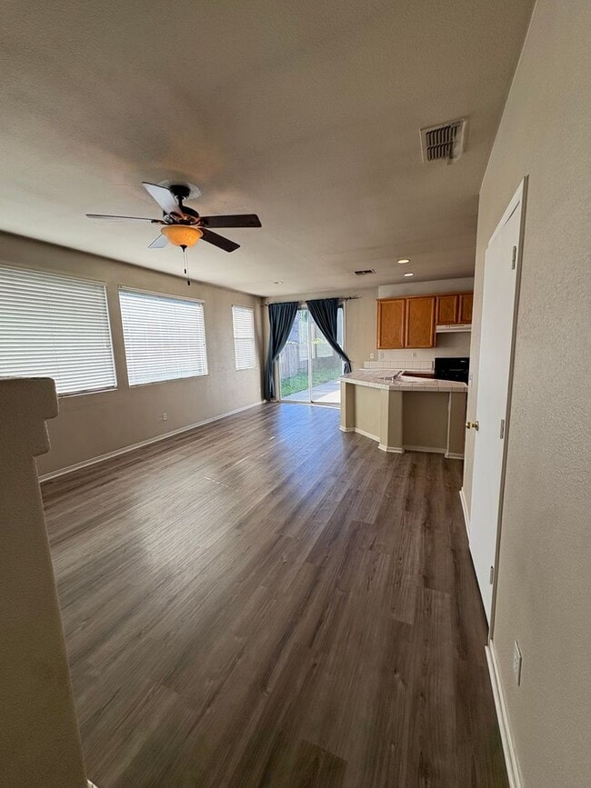 Building Photo - Beautiful 3bed/2bathroom Home in West Sac