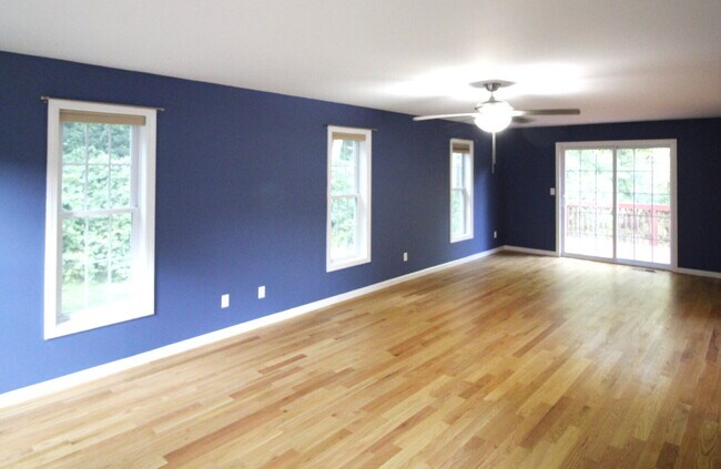 Building Photo - Privacy, Space, and Modern Comfort in Salem