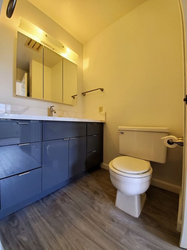 Building Photo - Rarely available! Upgraded ground floor 2b...