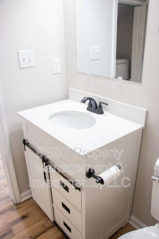 Building Photo - 3225 Lasalle St