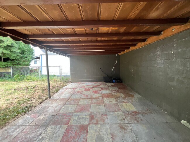 Building Photo - Stunning Rose City Park 5BD 2BA Home with Gas Fireplace Updated Finishes, Air Conditioning & Laun...