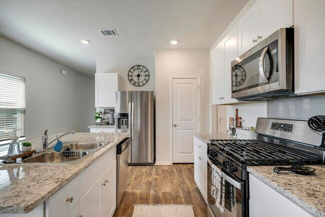 Building Photo - APPLEWOOD UNIT 1