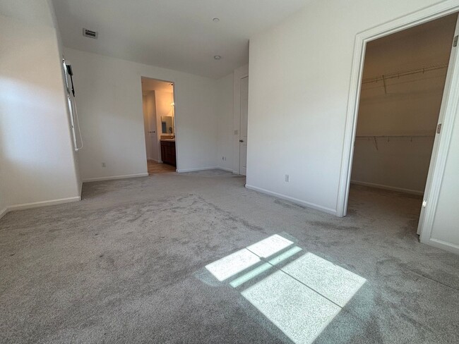 Building Photo - Gorgeous 4 Bed, 3 Bath in Brentwood with S...