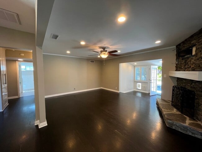 Building Photo - READY FOR MOVE-IN! 3+2.5 w/appliances + great backyard!
