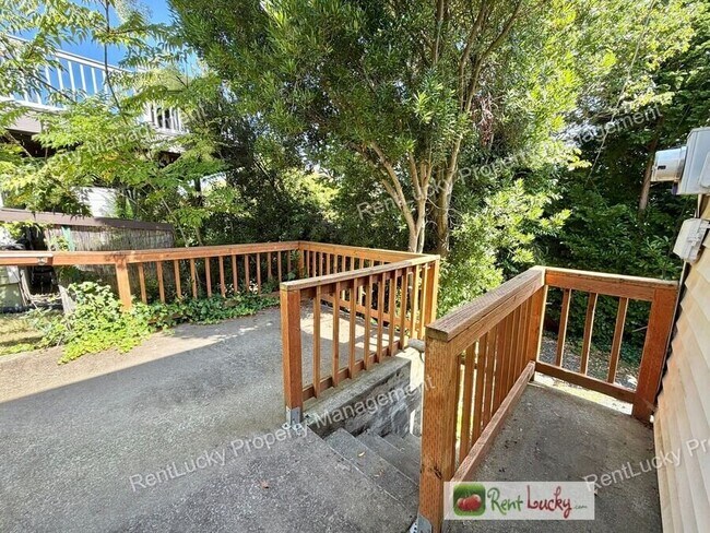 Building Photo - 2130 Montvale Pl W