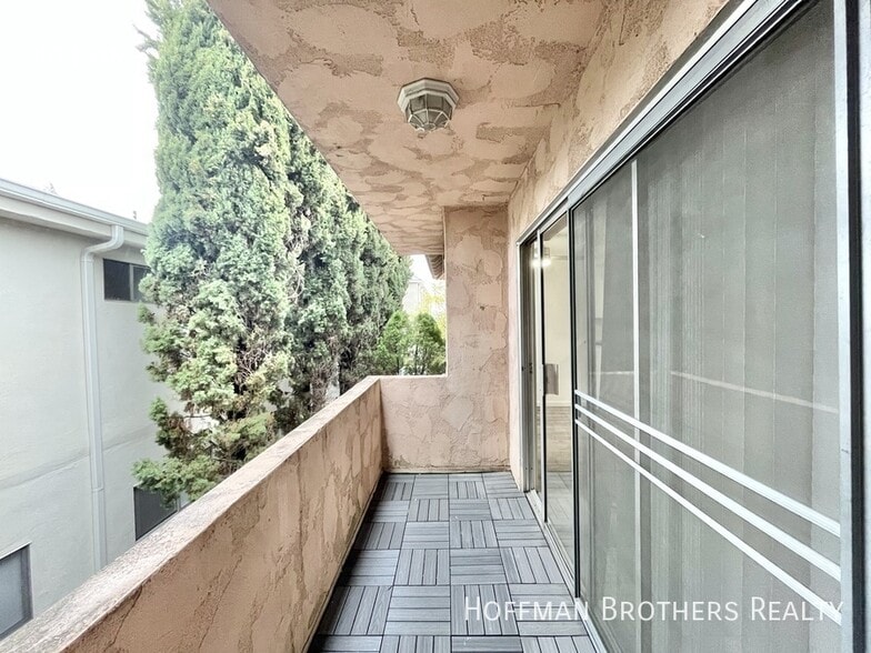 Building Photo - 12029 Goshen Ave