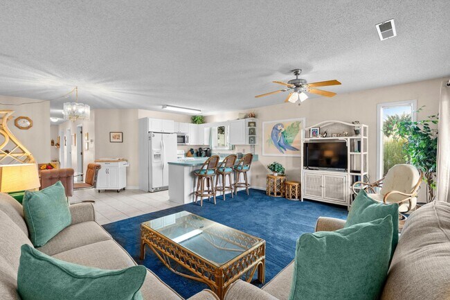 Building Photo - First Floor Seasonal Rental Available December 1, 2025-June 30, 2026-Golf Colony 40S