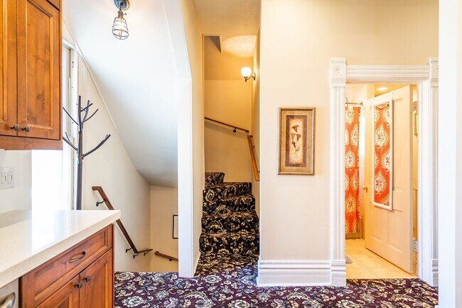 Building Photo - 205 Logan St