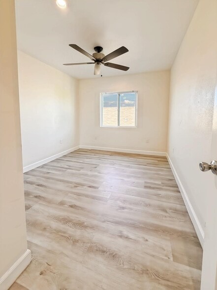 Building Photo - 603 1/2 W 49th St