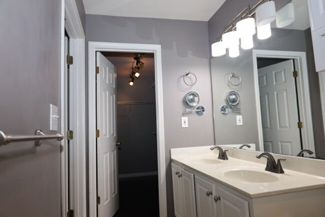 Building Photo - 3 Bedroom Townhome in the Heart of Dulth