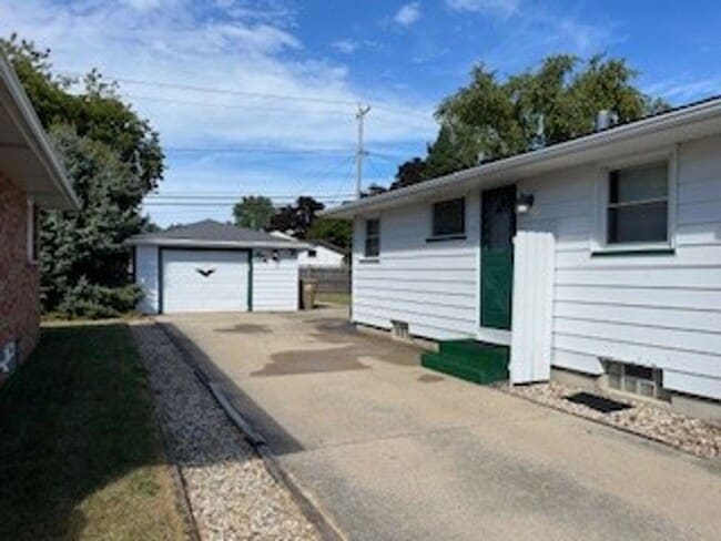 Building Photo - Charming 3 Bedroom, 1.5 Bath Home on the S...
