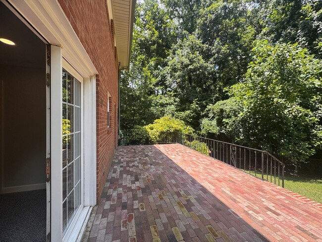 Building Photo - 4 Bedroom Jamestown Beauty!