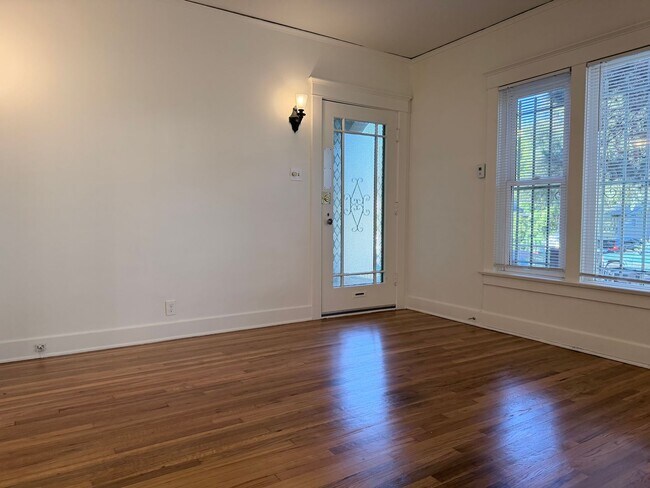 Building Photo - 1844 1/2-1844 1/2 N Mariposa Ave