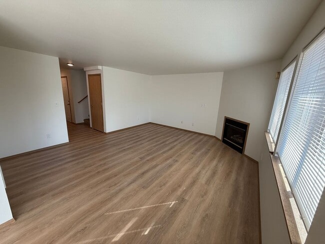 Building Photo - 3 bedroom 2.5 bathroom duplex with large fenced backyard available!!