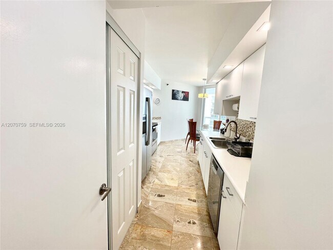 Building Photo - 16425 Collins Ave