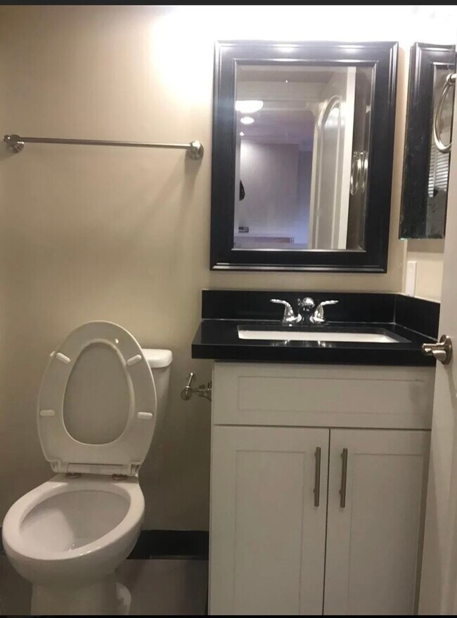 Building Photo - 2915 Montrose Ave